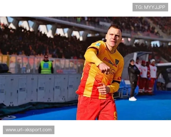 帕尔马2-1逆转莱切，保级战现红牌乌龙闹剧